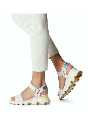 Sorel Kinetic Impact Y-Strap High Sandals in white. Size 8